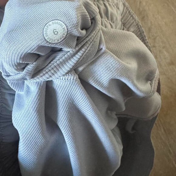 Lululemon light blue Hotty Hot Low‎ Rise Shorts Lined size 6 - Picture 4 of 4